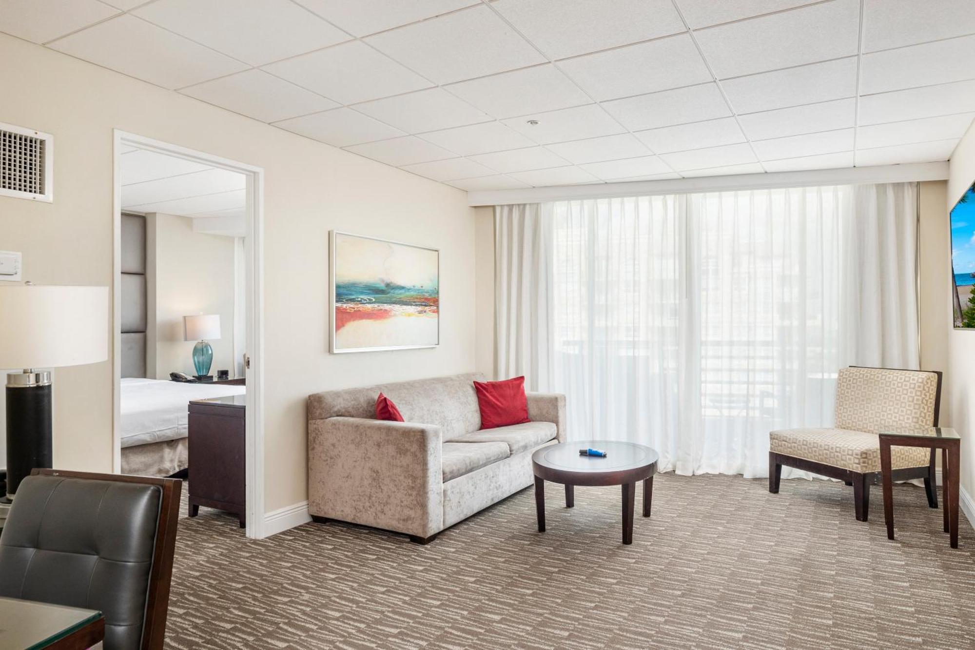Suite mit Queensize-Bett, Balkon und Poolblick