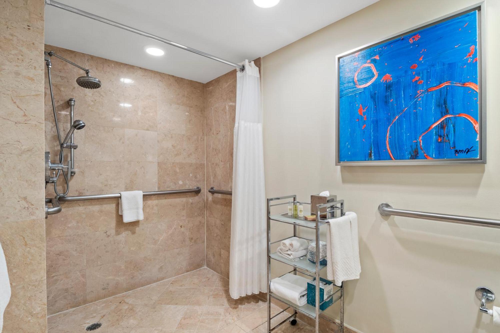 Suite mit Kingsize-Bett, ebenerdiger Dusche und Blick auf das Wasser