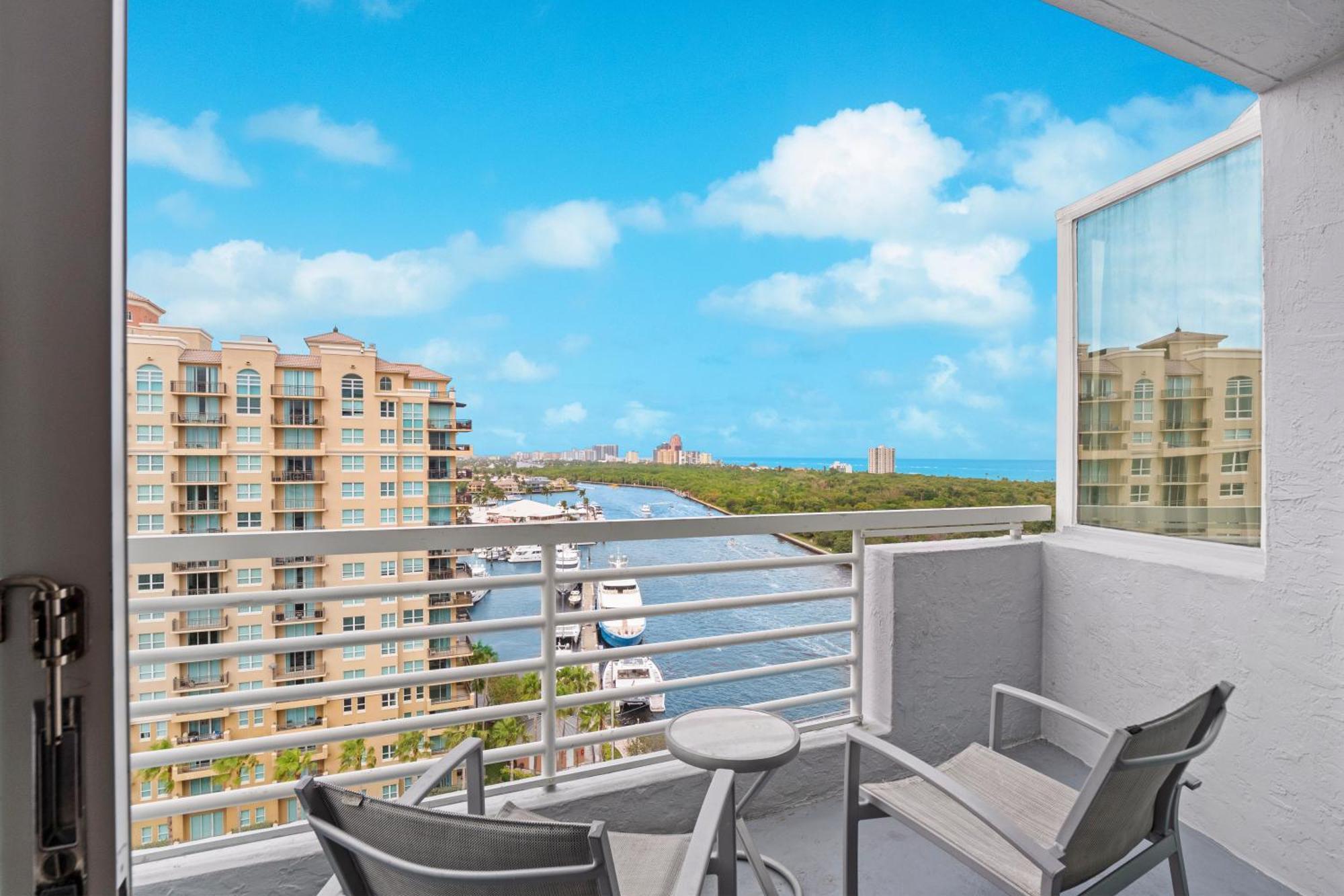 Suite mit 2 Queensize-Betten, Balkon und Blick auf die Wasserstraße